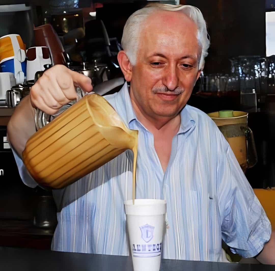 Το μυστικό του Λέντζου: Η θρυλική καφετέρια που έφτιαχνε τον καλύτερο φραπέ στην Ελλάδα 1 487376815 674704001967074 3720087603345702648 n