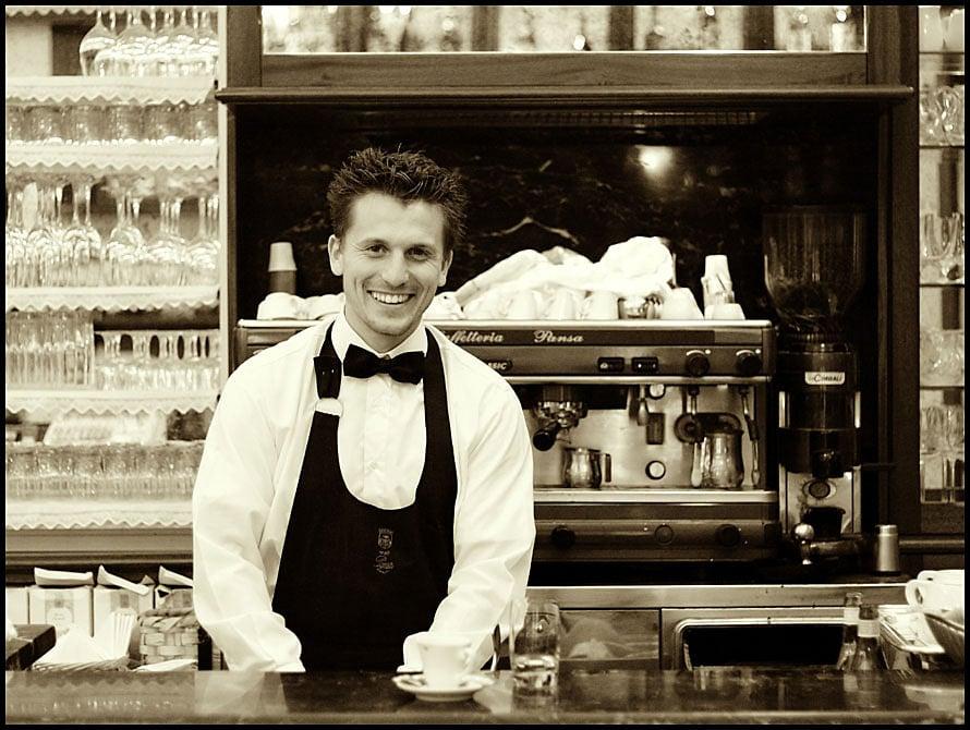 Το μυστικό του Λέντζου: Η θρυλική καφετέρια που έφτιαχνε τον καλύτερο φραπέ στην Ελλάδα 6 e60fc5b27ba1d3784b9e690eb88bb23c