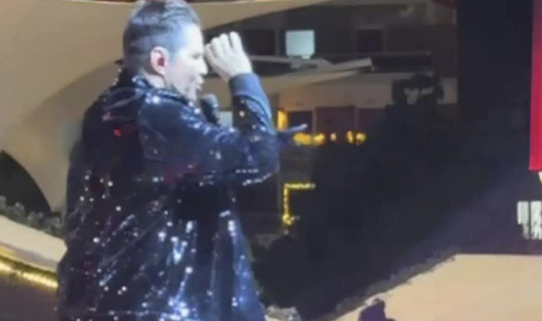 Σοκ για τον Γιώργο Τσαλίκη: Διέκοψε συναυλία επειδή νόμιζε ότι τον σημαδεύουν με όπλο 1 stigmiotypo othonis 2025 12 13 00.15.15