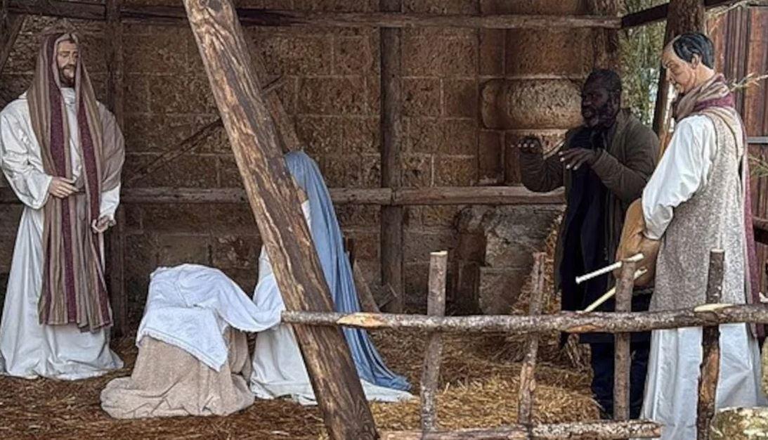 Συνέβη στην Ιταλία: Φυγάς παρίστανε το άγαλμα σε χριστουγεννιάτικη φάτνη – Τον εντόπισε ο δήμαρχος 1 capture 92