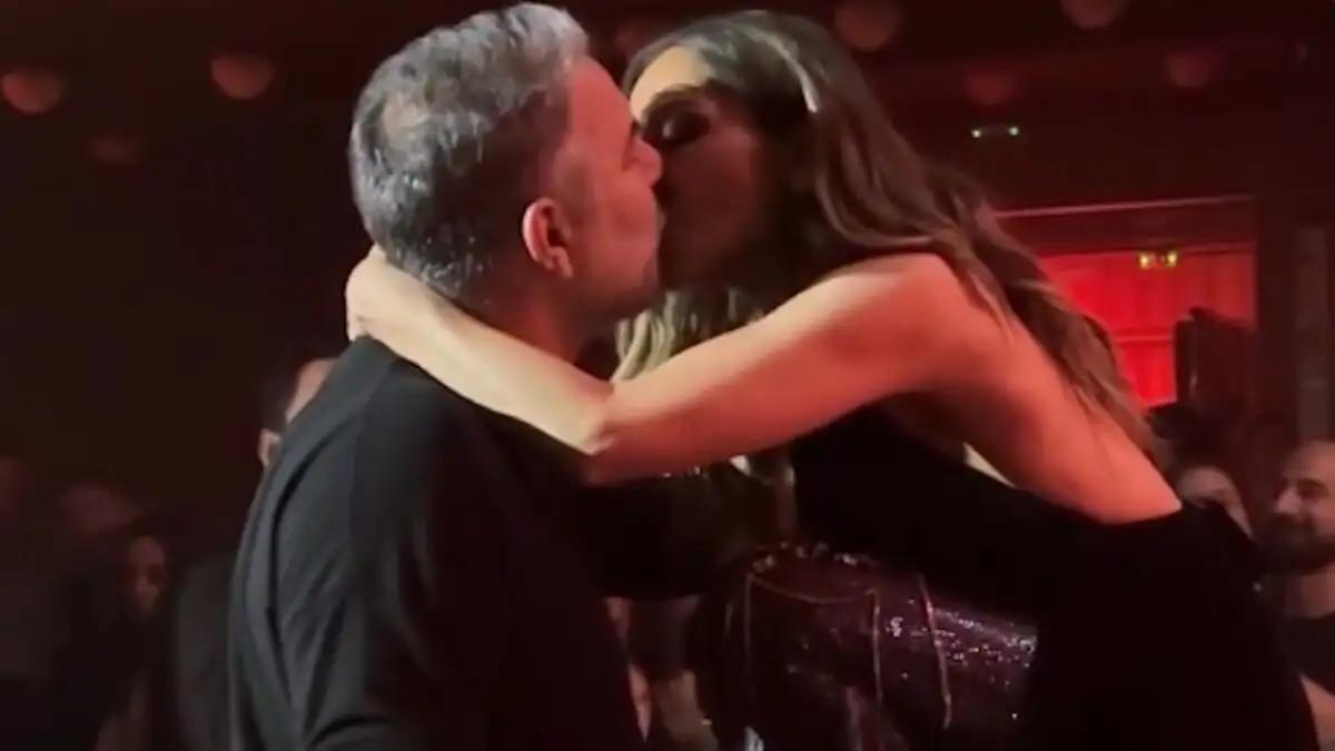 Έλιωσε όλο το Κέντρο Αθηνών: Ο Μπισμπίκης έδωσε το πιο ρουφηχτό φιλί στην Βανδή μπροστά σε όλους 1 bisbikis vandi 1200x675 1