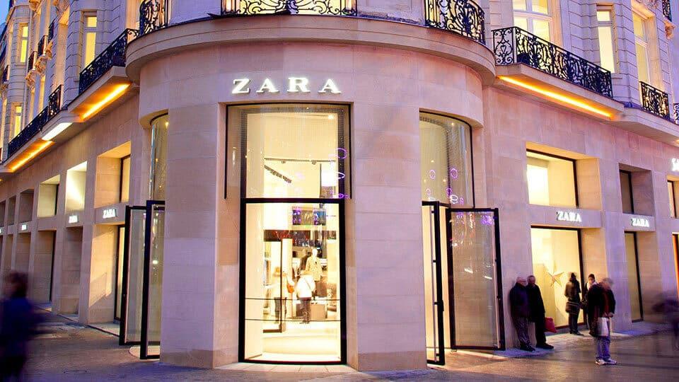 To Zara φόρεμα που κάνει θραύση στις γυναίκες άνω των 50 - Το πιο κολακευτικό για τα φετινά καλέσματα 1 zara first store