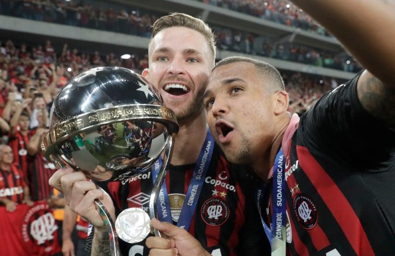 Ο πρώτος που φεύγει με απόφαση Μεντιλίμπαρ - "Κλέβει" παίκτη ο Αλμέιδα!