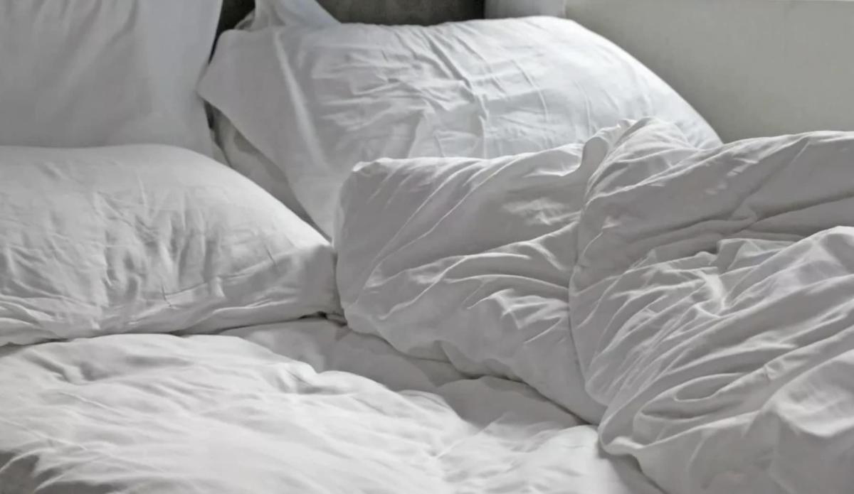 Το ανεπαίσθητο σύμπτωμα του καρκίνου που φαίνεται σε σεντόνια και μαξιλάρια κάθε πρωί 2 stigmiotypo othonis 2025 12 14 02.09.17