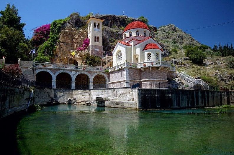 Μαγευτικός ναός: Η ελληνική εκκλησία που είναι χτισμένη πάνω σε σπηλιά και από κάτω της τρέχουν νερά από πηγές 1