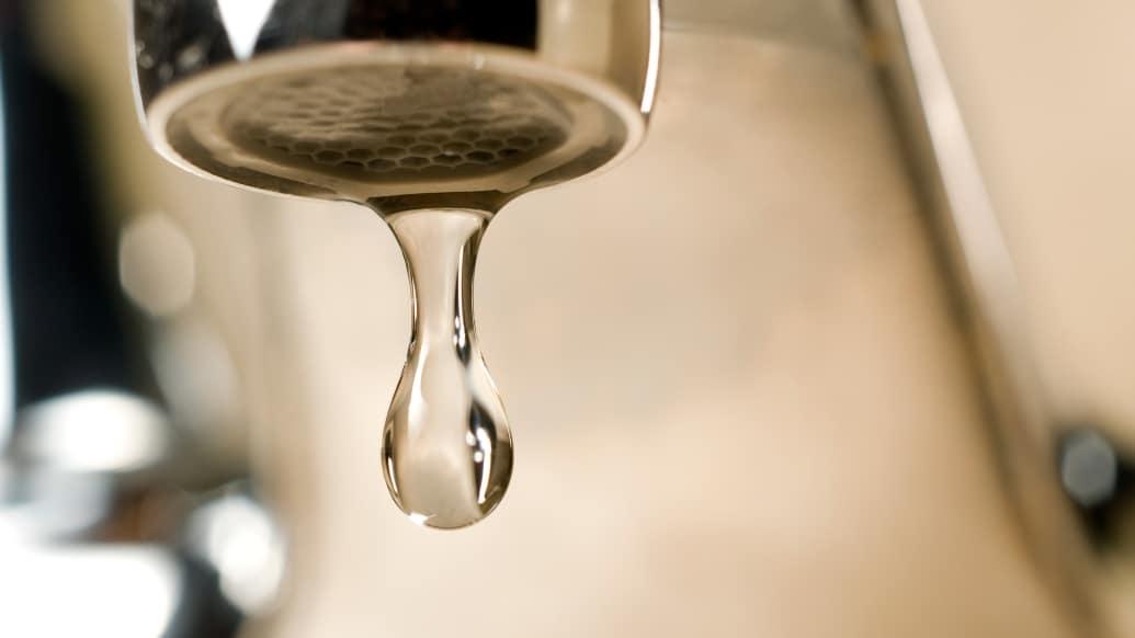 Γιατί ξαφνικά μας έρχεται να ουρήσουμε όταν ακούμε το νερό να τρέχει 2 faucet sink drip water leak