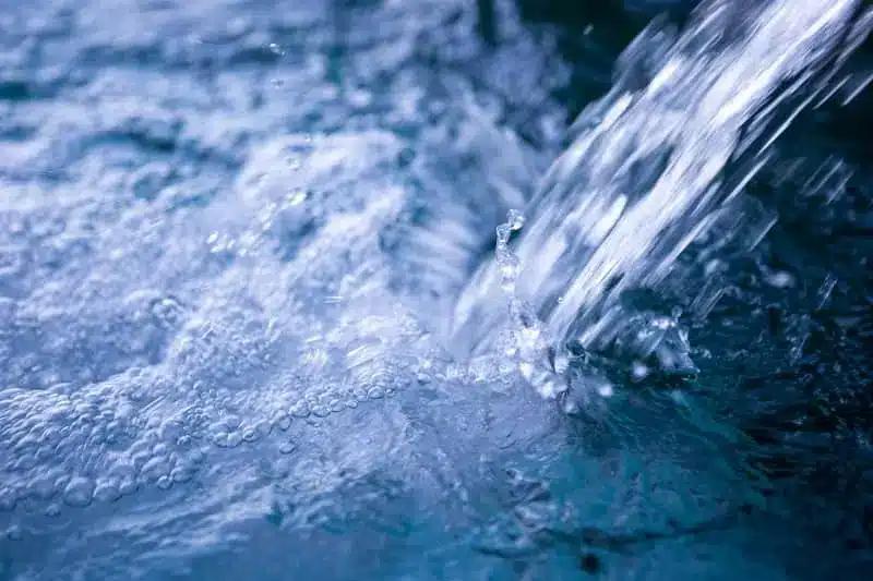 Γιατί ξαφνικά μας έρχεται να ουρήσουμε όταν ακούμε το νερό να τρέχει 3 water falling cm