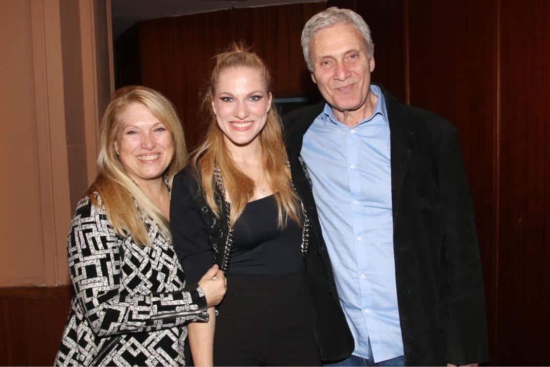 6301 sara eskenazi me toys gonis tis 07112018