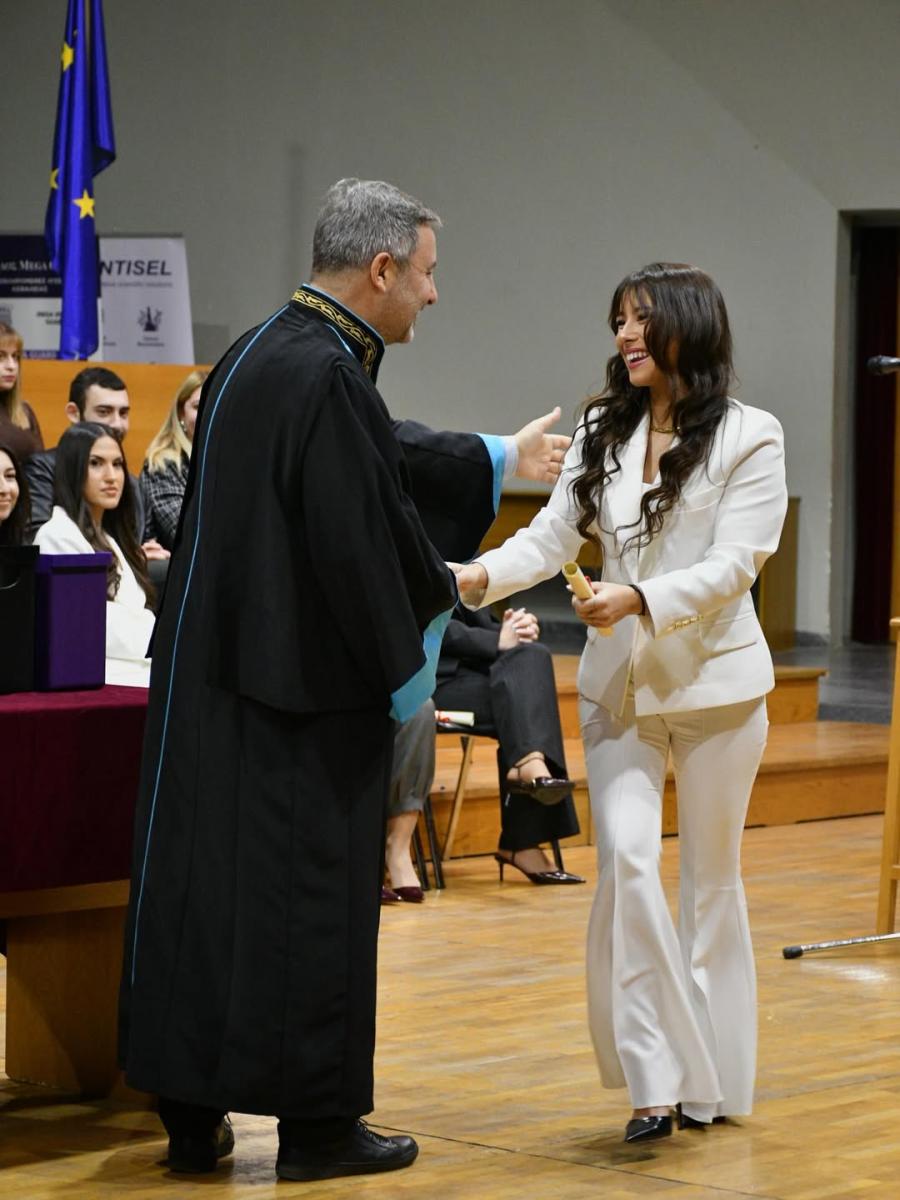 Πάολα: Η κόρη της δημοσίευσε φωτογραφίες από την ορκωμοσία της 3 3 11