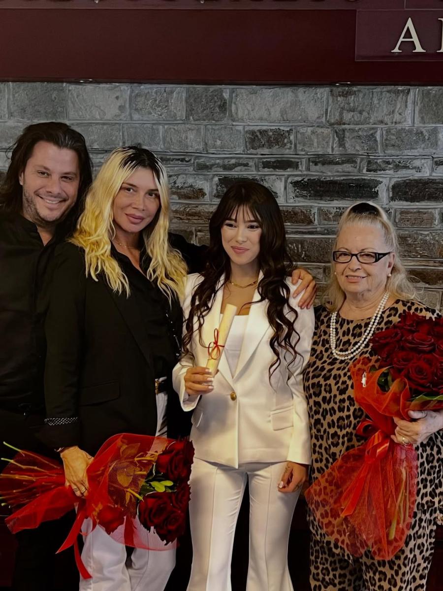 Πάολα: Η κόρη της δημοσίευσε φωτογραφίες από την ορκωμοσία της 4 4 4