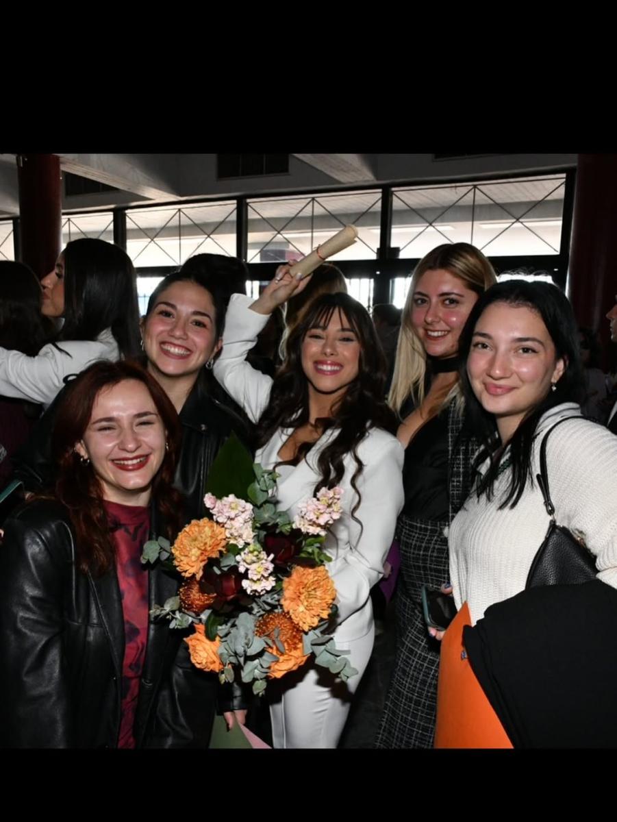 Πάολα: Η κόρη της δημοσίευσε φωτογραφίες από την ορκωμοσία της 5 5 4