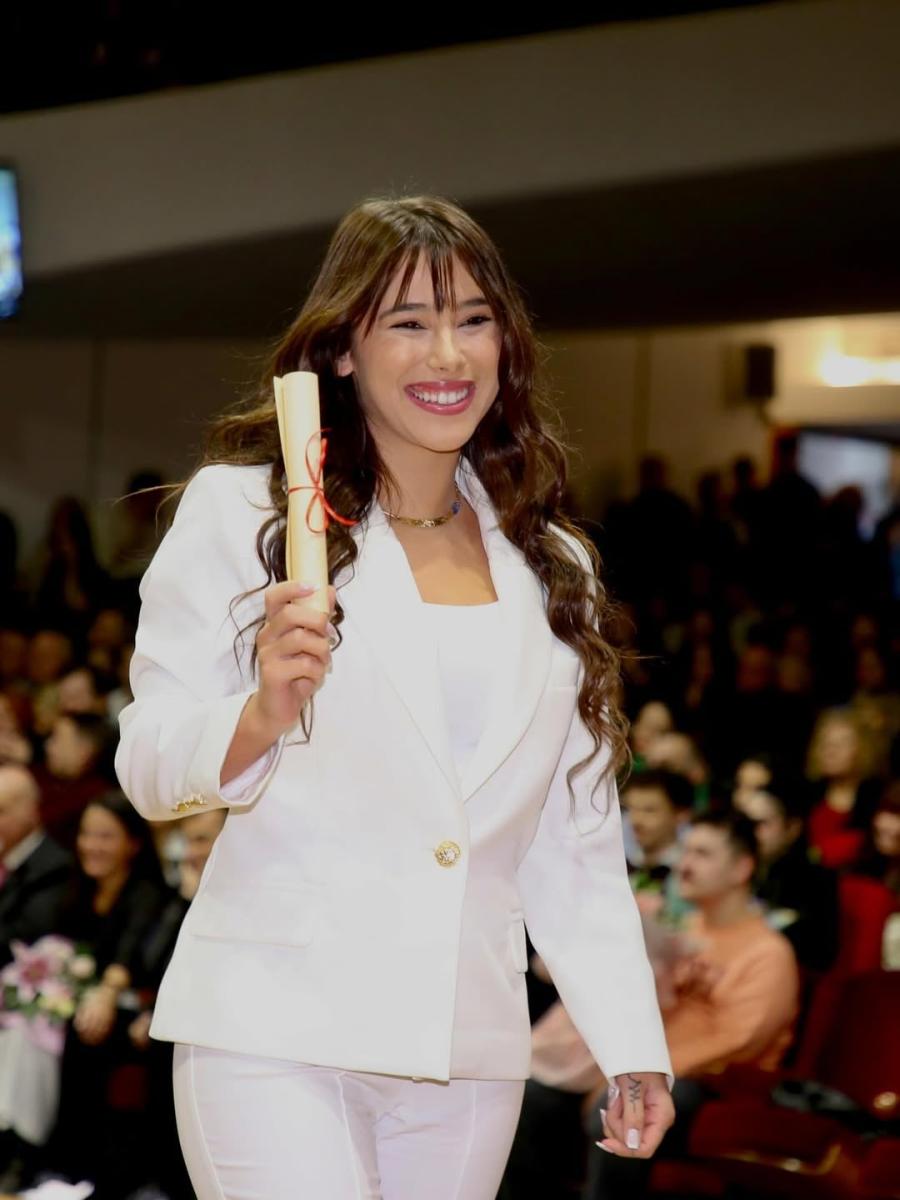 Πάολα: Η κόρη της δημοσίευσε φωτογραφίες από την ορκωμοσία της 8 8 4