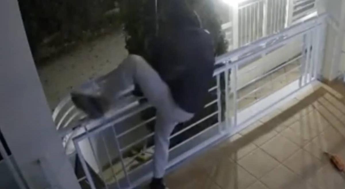 Βάρη: Πήγε να κλέψει πατίνι από μπαλκόνι και έπεσε πίσω – Το βίντεο του απρόσεκτου κλέφτη 1 stigmiotypo othonis 2025 12 15 18.38.05