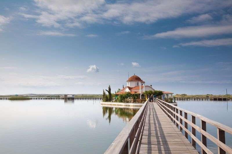 Πλωτό όνειρο: Το ωραιότερο μοναστήρι της Ελλάδας βρίσκεται πάνω σε νησάκια που ενώνονται με γέφυρα 1 porto lagos 7