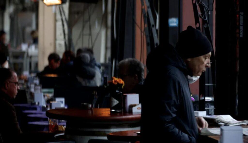 Άστεγος μου ζήτησε να του αγοράσω καφέ στα γενέθλιά του — Λίγες ώρες αργότερα, καθόταν δίπλα μου στην Πρώτη Θέση. 3 Άστεγος μου ζήτησε να του αγοράσω καφέ στα γενέθλιά του — Λίγες ώρες αργότερα, καθόταν δίπλα μου στην Πρώτη Θέση.