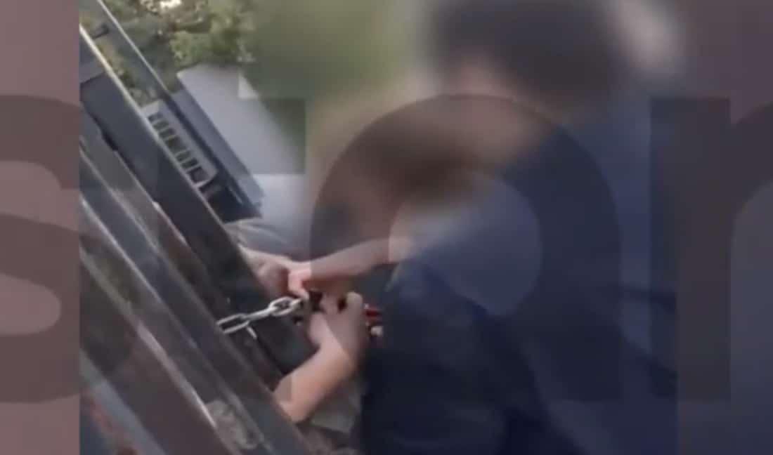 Σοκαριστικό βίντεο: Καθηγητής έπιασε τα δάχτυλα μαθητή με κόφτη σε κατάληψη στο Χαλάνδρι – «Βγάλ’το με πονάει» 1 stigmiotypo othonis 2025 12 16 23.34.21