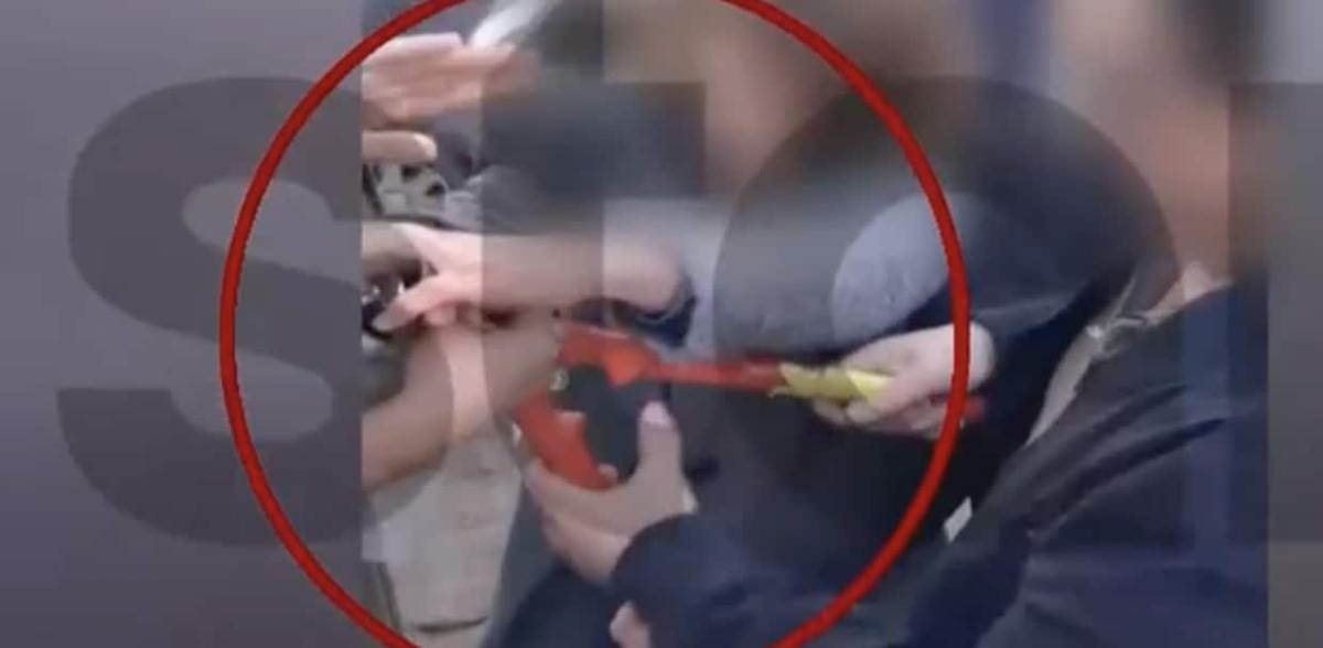 Σοκαριστικό βίντεο: Καθηγητής έπιασε τα δάχτυλα μαθητή με κόφτη σε κατάληψη στο Χαλάνδρι – «Βγάλ’το με πονάει» 2 stigmiotypo othonis 2025 12 16 23.34.26