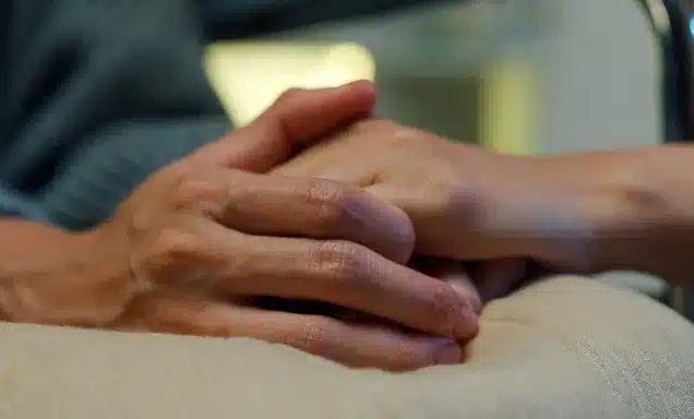 Νοσοκόμα αποκαλύπτει την κίνηση που κάνουν οι ασθενείς όταν πλησιάζουν στο θάνατο 4 screenshot 248