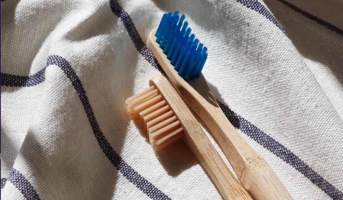 Σταματήστε να πετάτε τις παλιές οδοντόβουρτσες. Δείτε εδώ 10 έξυπνα κόλπα για να τις χρησιμοποιήσετε στο σπίτι 2 stigmiotypo othonis 2025 11 09 03.47.45
