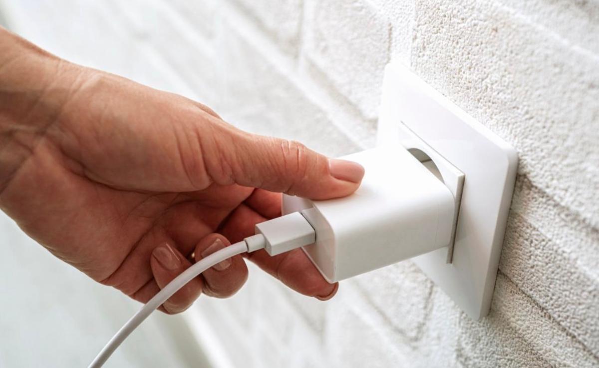 Μην αφήνετε ποτέ τον φορτιστή στη πρίζα χωρίς το τηλέφωνό σας - Οι σοβαροί κίνδυνοι 1 stigmiotypo othonis 2025 11 09 23.38.24