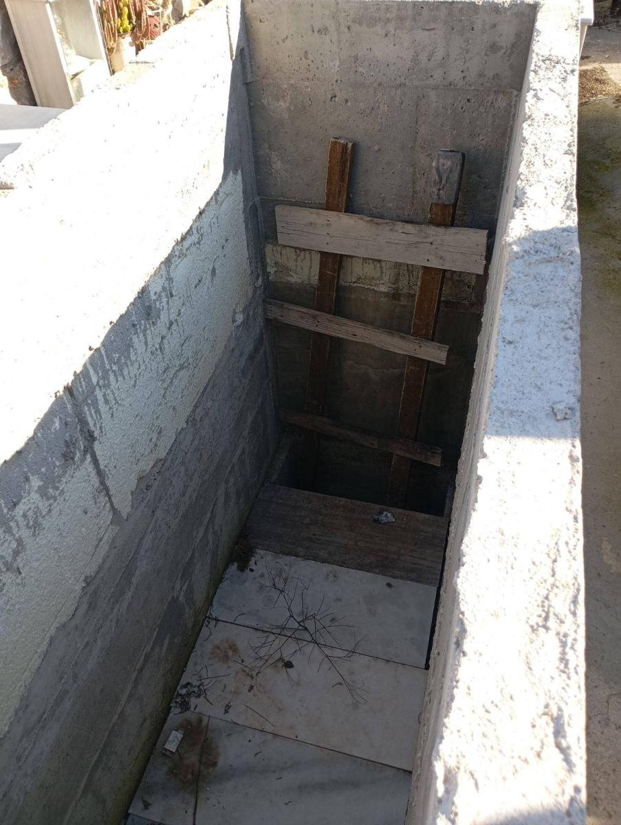 Σκύλος βρέθηκε μέσα σε ανοιχτό τάφο – «Ντροπή σας», ξεσπά ο άνδρας που τον έσωσε 3 600959744 25255483877486198 3305642551207323529 n