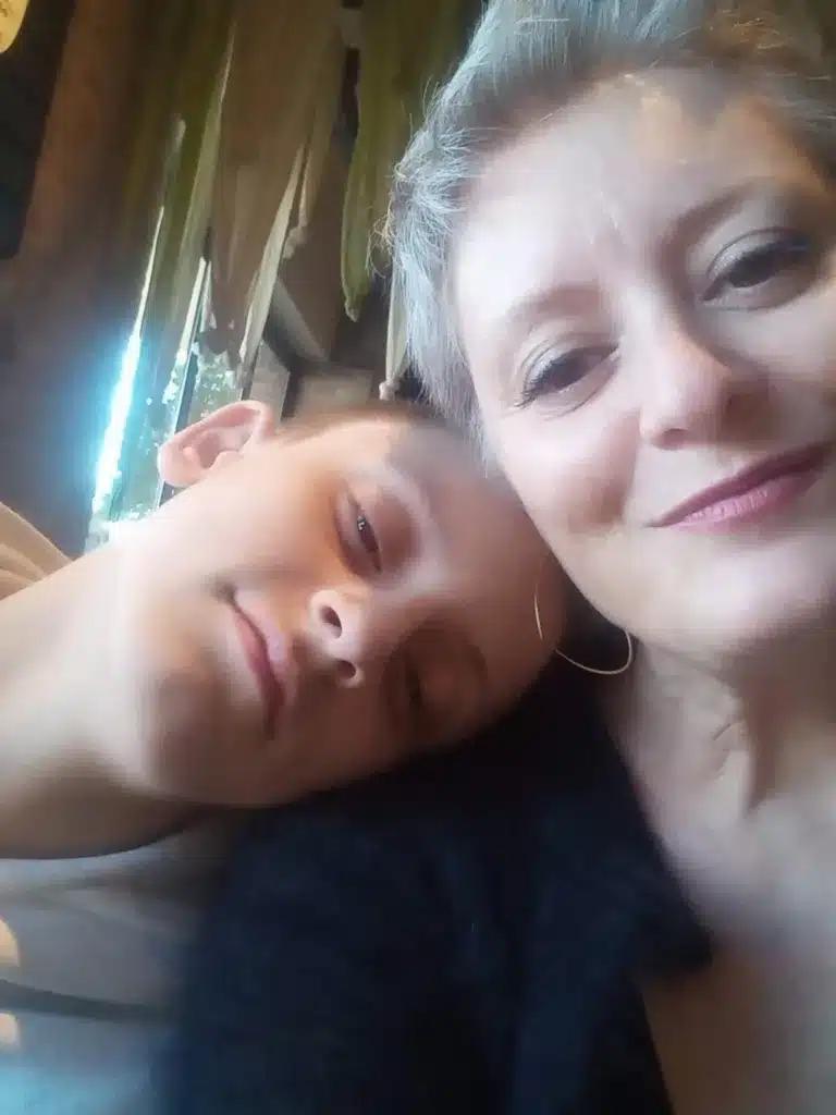 Πάτρα: Συγκλονίζει η μητέρα που έγινε δότρια ήπατος για μεταμόσχευση στον γιο της - «Και την καρδιά μου να μου ζήταγαν, θα την έδινα» 1 mana gios metamosxefsi sikoti 768x1024 1