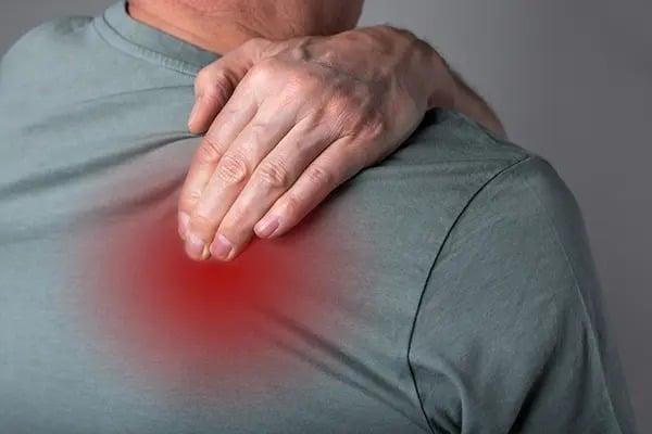 Όταν 5 μέρη του σώματός σου αρχίσουν να πονάνε, έλεγξε για ηπατική νόσο πριν να είναι πολύ αργά 2 close up of a person s hand on t