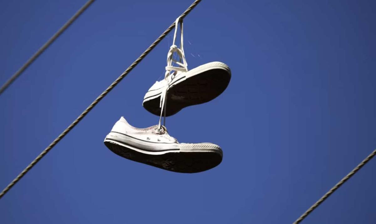 Το νόημα πίσω από τα παπούτσια που κρέμονται στα καλώδια του ρεύματος – Τι σημαίνει πραγματικά; 4 stigmiotypo othonis 2025 11 02 15.35.59