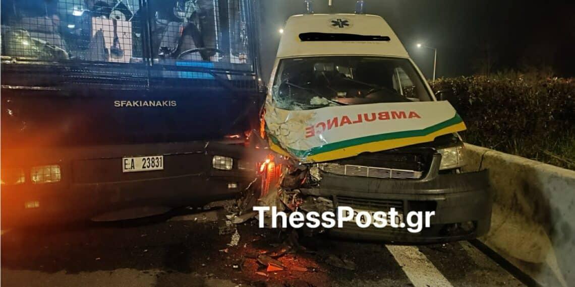 Ατύχημα-σοκ: Ασθενοφόρο έπεσε πάνω σε γεμάτη κλούβα της Αστυνομίας 1 600934135 1367724321173742 5826742471275417341 n 1 1140x570 1