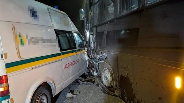 Ατύχημα-σοκ: Ασθενοφόρο έπεσε πάνω σε γεμάτη κλούβα της Αστυνομίας 3 sigkrousi 3