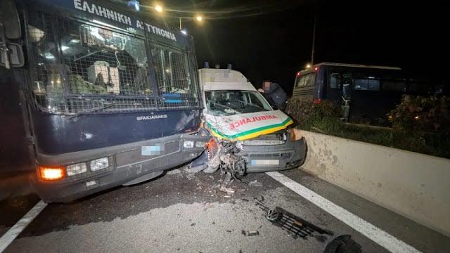 Ατύχημα-σοκ: Ασθενοφόρο έπεσε πάνω σε γεμάτη κλούβα της Αστυνομίας 4 sigkrousi 4