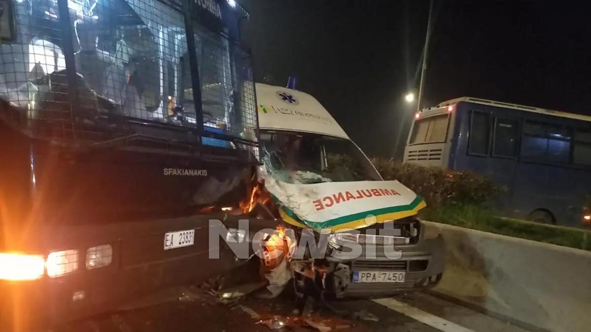 Ατύχημα-σοκ: Ασθενοφόρο έπεσε πάνω σε γεμάτη κλούβα της Αστυνομίας 6 troxaio lamia3n 1200x675 1