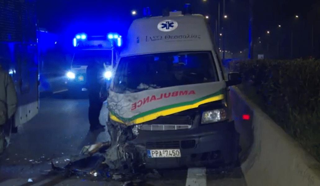 Ατύχημα-σοκ: Ασθενοφόρο έπεσε πάνω σε γεμάτη κλούβα της Αστυνομίας 8 asthen