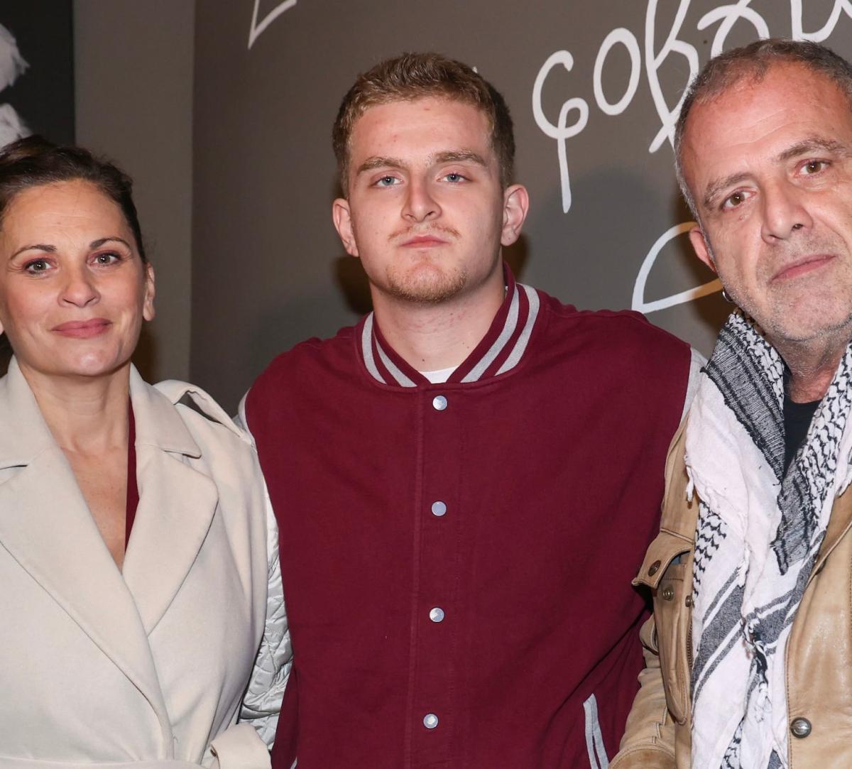 Η σπάνια εμφάνιση του Πασχάλη Τσαρούχα και της Θεοφανίας Παπαθωμά με τον 19χρονο γιο τους 2 stigmiotypo othonis 2025 12 20 13.39.23