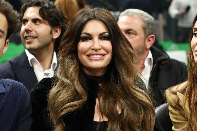 Ξεσήκωσε το ΣΕΦ με σούπερ μίνι ο… ξανθός άγγελος της Κίμπερλι και Τραμπ!