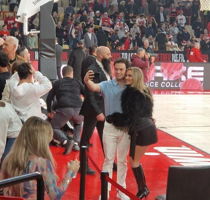 Ξεσήκωσε το ΣΕΦ με σούπερ μίνι ο… ξανθός άγγελος της Κίμπερλι και Τραμπ!