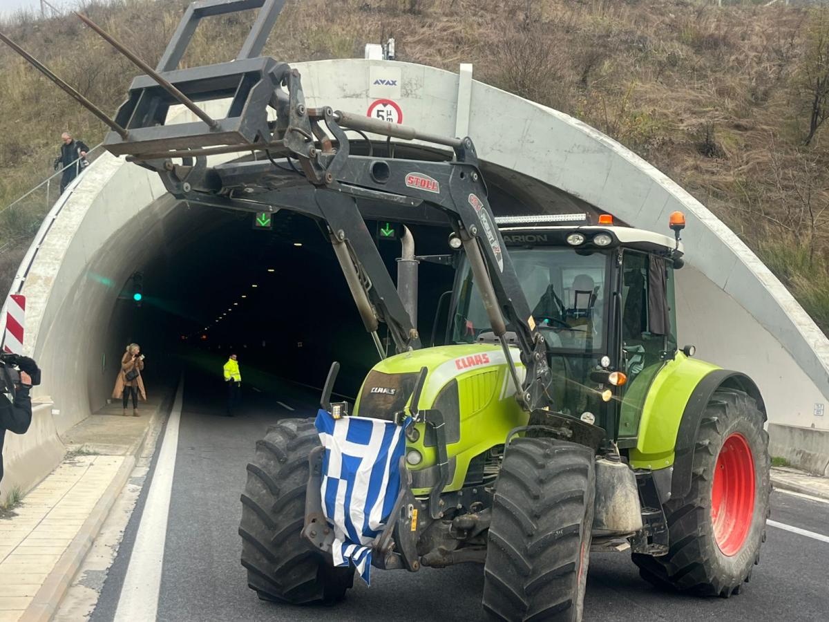 Τρακτέρ μπροστά στη σήραγγα των Τεμπών