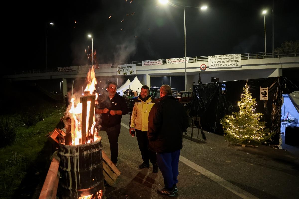 Αγρότες στο μπλόκο της Νίκαιας Λάρισας