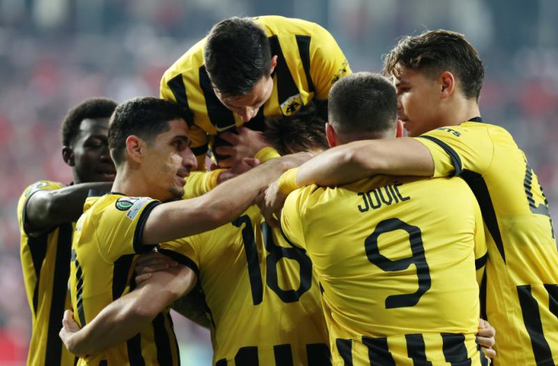 ΑΕΚ: Φουλάρει για στόπερ και «φωνάζει» για τις κάρτες!