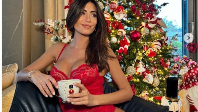 Σύζυγoς ποδοσφαιριστή φωτογραφήθηκε μπροστά στο δέντρο με εσώρουχα (ΦΩΤΟ)