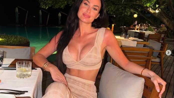 Ποιο κρύο; Σύζυγος παίκτη της ΑΕΚ με αποκαλυπτικό φόρεμα και μαγιό! (ΦΩΤΟ)