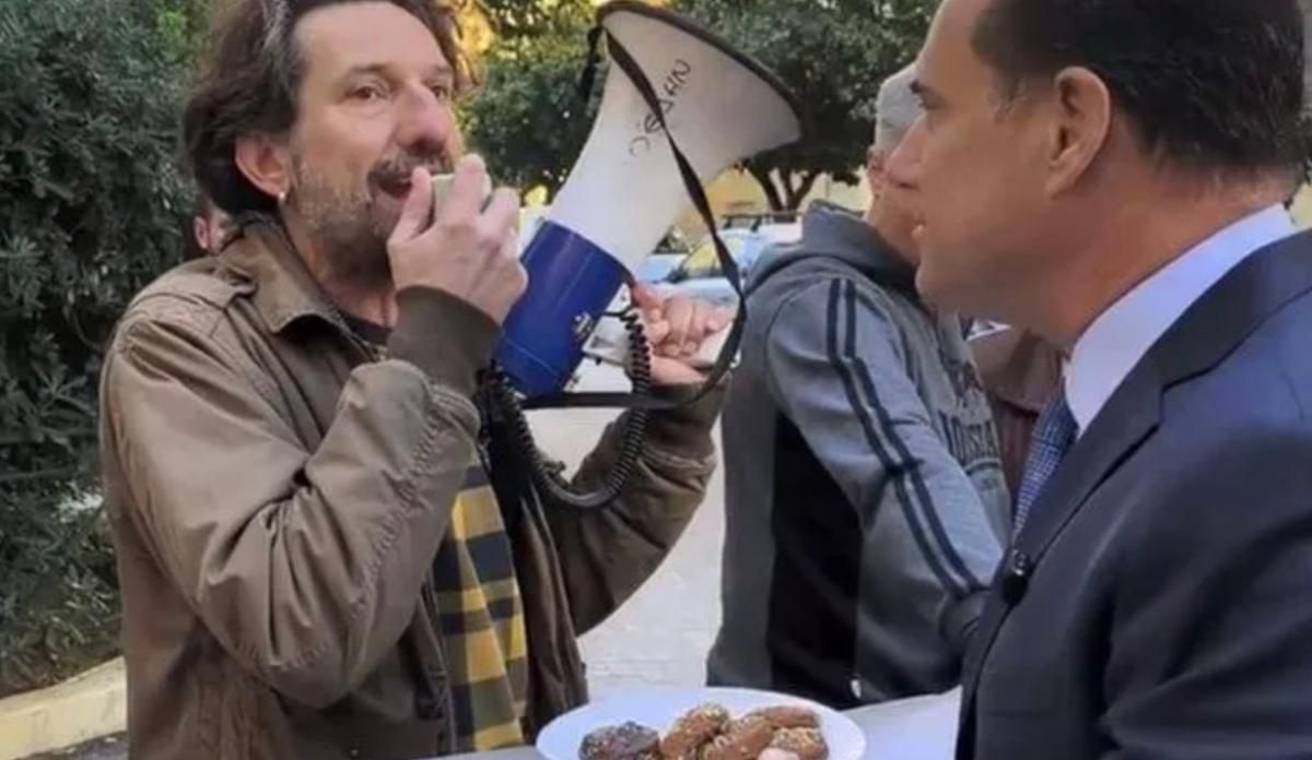 Ο Άδωνις Γεωργιάδης πρόσφερε μελομακάρονα σε εργαζόμενους στο νοσοκομείο «Έλενα Βενιζέλου» που διαμαρτύρονταν 1 stigmiotypo othonis 2025 12 29 14.30.39