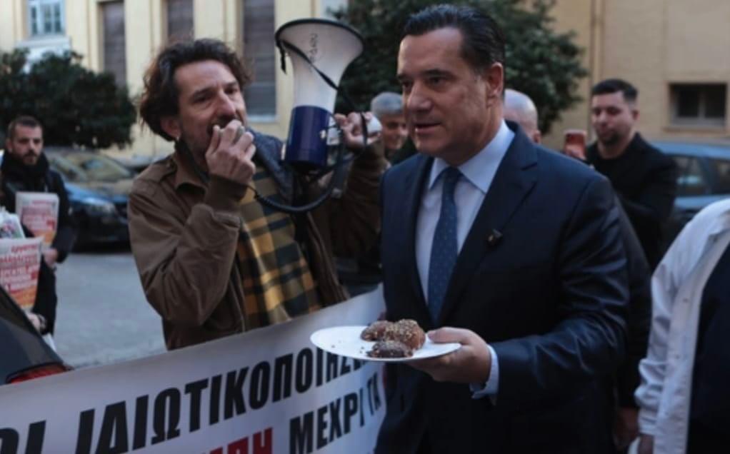 Ο Άδωνις Γεωργιάδης πρόσφερε μελομακάρονα σε εργαζόμενους στο νοσοκομείο «Έλενα Βενιζέλου» που διαμαρτύρονταν 2 stigmiotypo othonis 2025 12 29 14.31.09