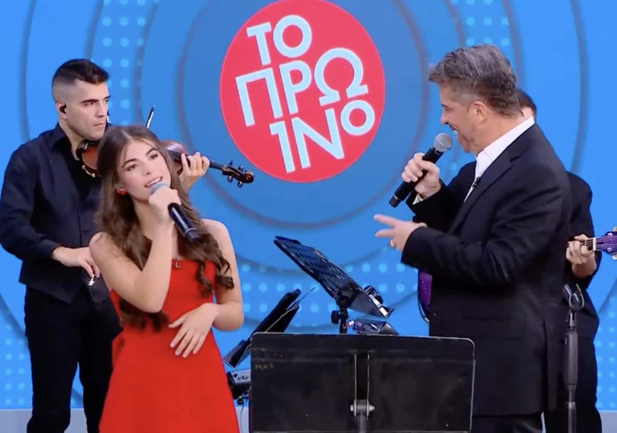 Γιάννης Πάριος: Η εγγονή του έκανε το ντεμπούτο της στο τραγούδι 1 stigmiotypo othonis 2026 01 02 20.05.43