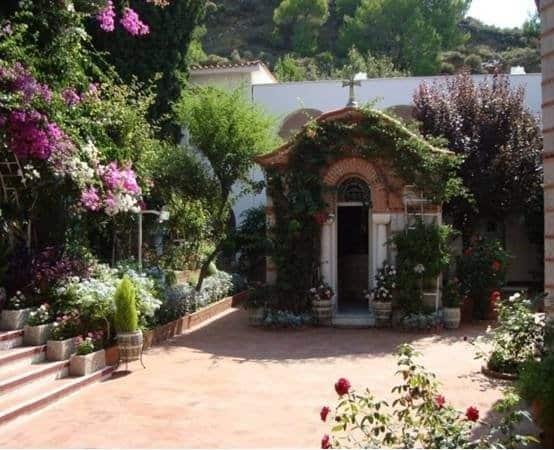 Η εφοπλίστρια που απαρνήθηκε τα πλοúτη και έγινε μοναχή και ηγουμένη στο όμορφο νησί των Οινουσσών 2 diafaneia2