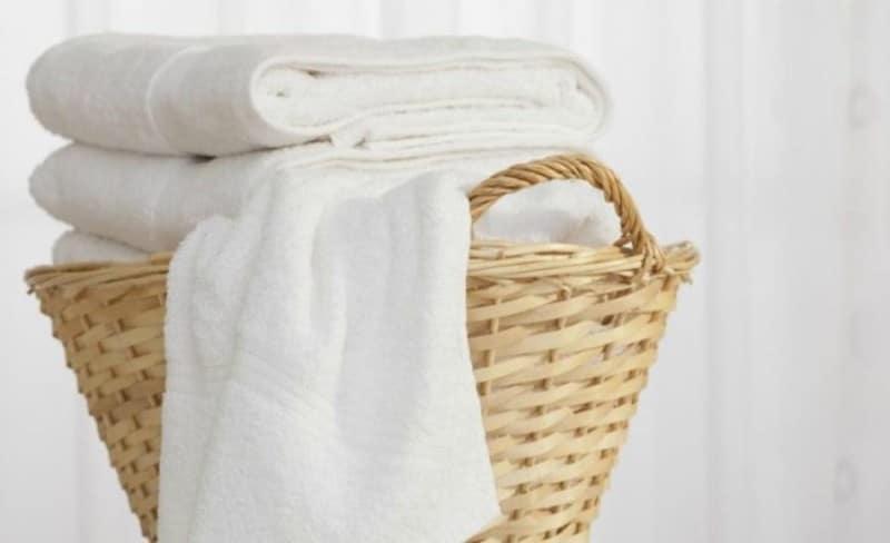 Λευκά ρούχα: Το μυστıκό του Σπύρου Σούλη για να παραμεiνουν αστραφτερά με 1 κiνηση 1