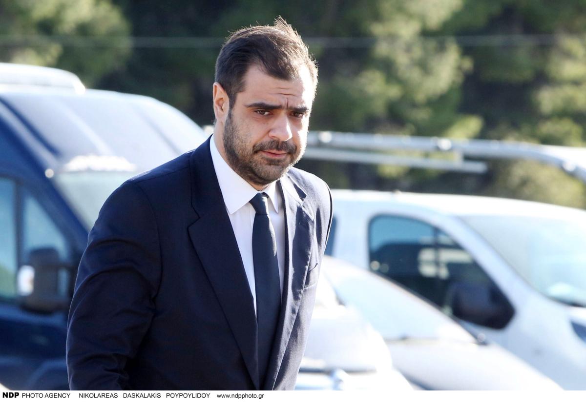 Κηδεία Παπαδάκη: Όλοι παρατήρησαν τι γράφει το στεφάνι που έστειλε ο Μητσοτάκης – Συντετριμμένη η σύζυγός του Τίνα, μπήκε από την πίσω πόρτα 10 img 3908 scaled