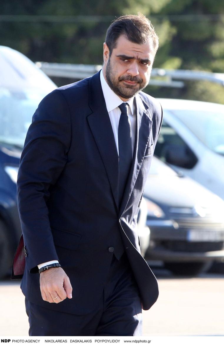 Κηδεία Παπαδάκη: Όλοι παρατήρησαν τι γράφει το στεφάνι που έστειλε ο Μητσοτάκης – Συντετριμμένη η σύζυγός του Τίνα, μπήκε από την πίσω πόρτα 11 img 3909 scaled