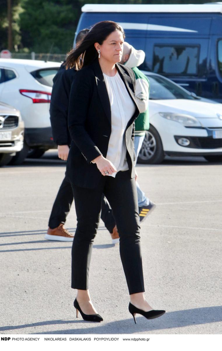 Κηδεία Παπαδάκη: Όλοι παρατήρησαν τι γράφει το στεφάνι που έστειλε ο Μητσοτάκης – Συντετριμμένη η σύζυγός του Τίνα, μπήκε από την πίσω πόρτα 13 img 3913 scaled