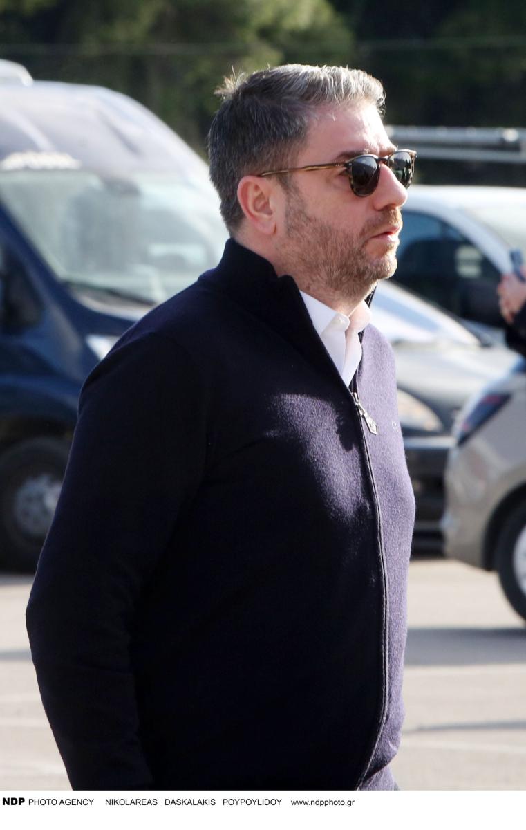 Κηδεία Παπαδάκη: Όλοι παρατήρησαν τι γράφει το στεφάνι που έστειλε ο Μητσοτάκης – Συντετριμμένη η σύζυγός του Τίνα, μπήκε από την πίσω πόρτα 15 img 3916 scaled